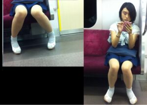 携帯いじってると、対面の人に三角地帯を見られますヨ。パート2